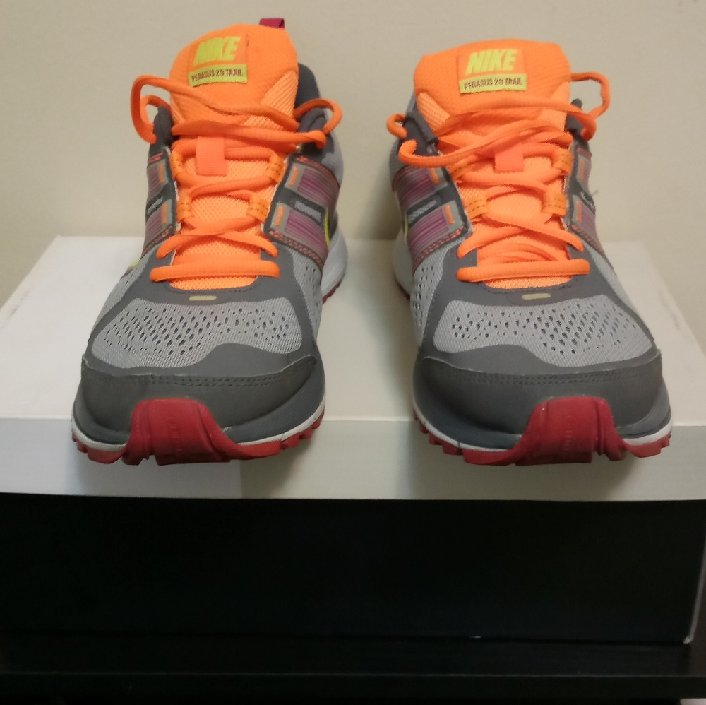 Nike trainer woman SE  W size 8.5
